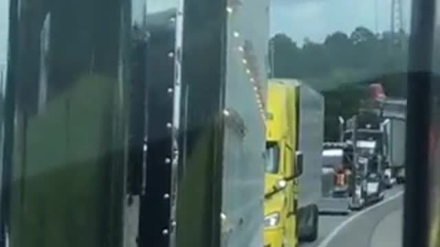 🇺🇲🇨🇦 American truckers from South Carolina are on their way to the Canadian border. ⚡🚛