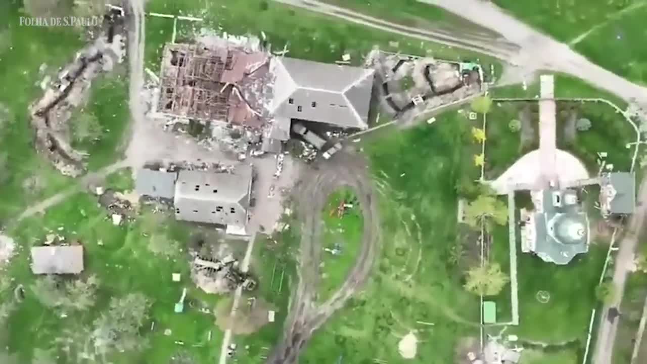 Vídeo mostra drone ucraniano lançando bomba sobre soldados russos | CENAS DA GUERRA