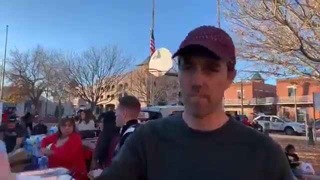 Beto O'Rourke provides free food and services to migrants in El Paso