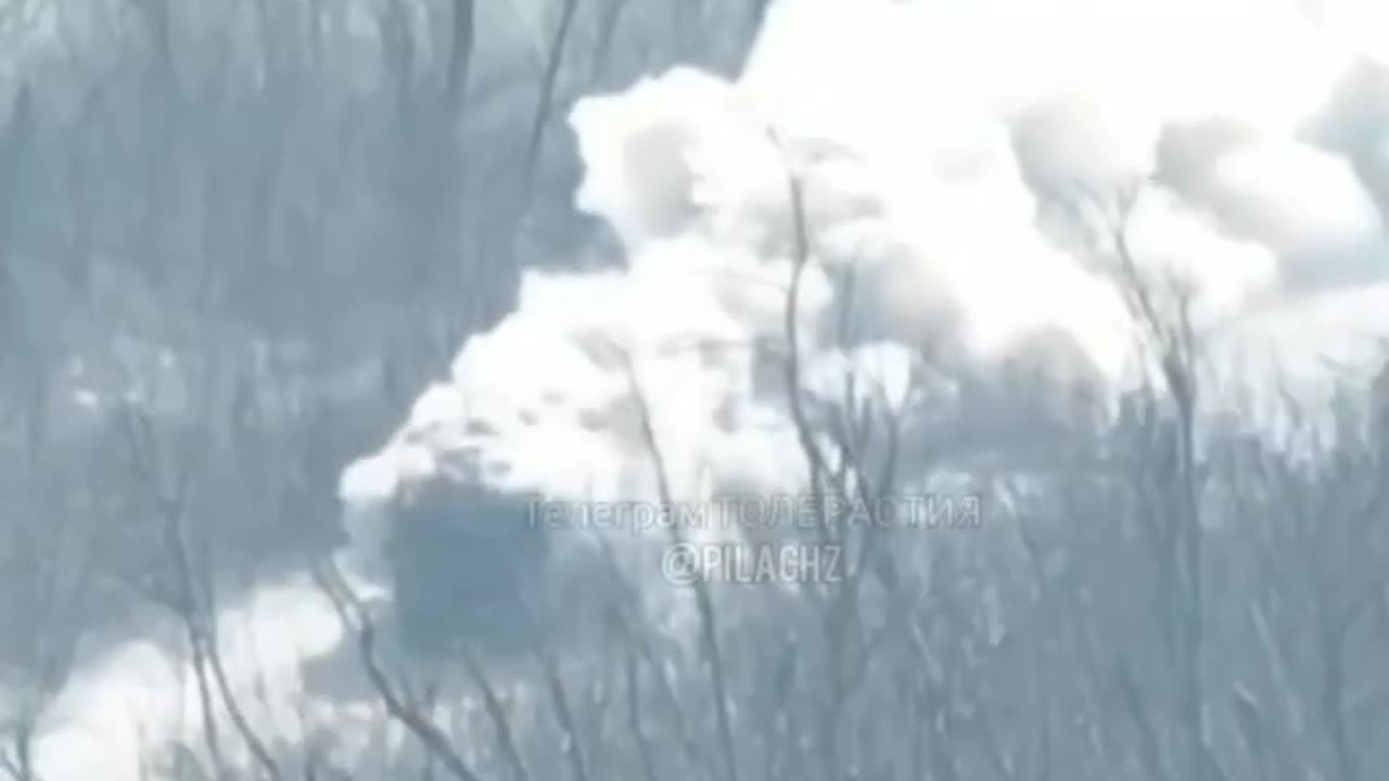 ►🇷🇺🇺🇦🚨‼️ Russian military truck uses smoke screen protecting itself from enemy drones