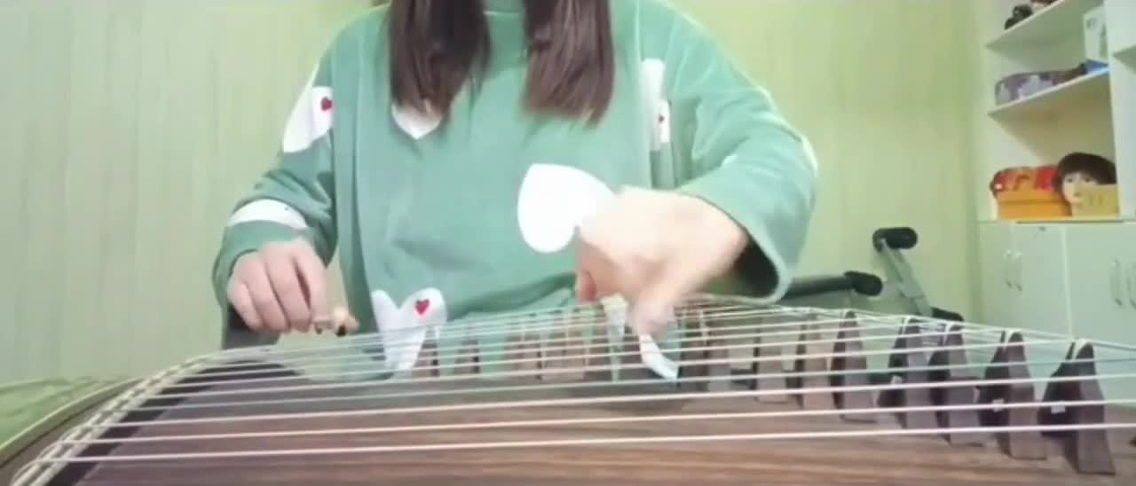 Guzheng playing