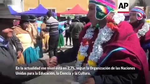 Indígenas aymaras aprenden a leer de adultos en Bolivia