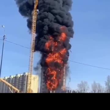 Rusia | Fuerte incendio devora un edificio en construcción en Rusia.
