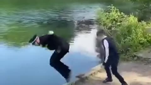 Police man pushed in lake