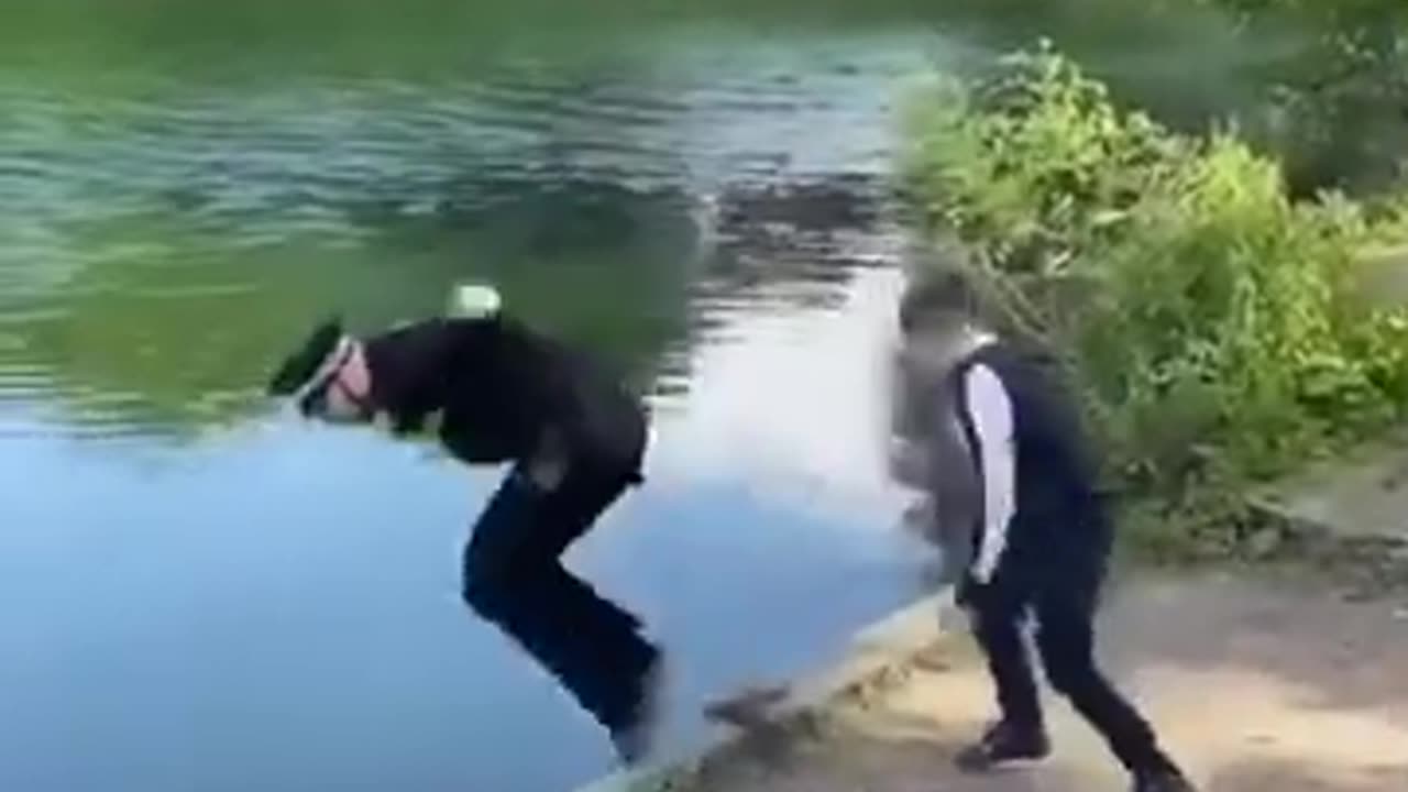 Police man pushed in lake