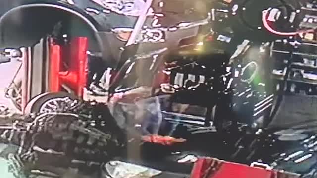 The surveillance recorded the dangerous moment in the repair of the car