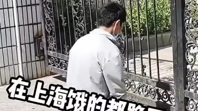 Man begs for food in China