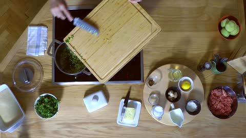 Erzsikonyha 001 – Karalábéfőzelék citromos húsgolyókkal | Pesterzsébet TV