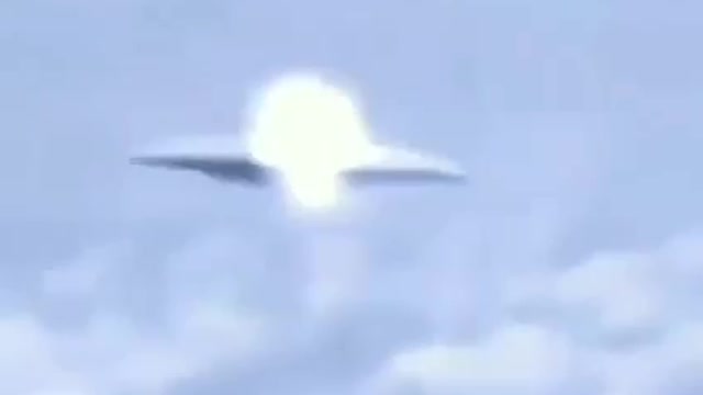 PLANE ALMOST HIT INTO UFO WATCH VIDEO AND SHARE