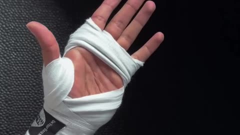 THE BEST WAY TO WRAP YOUR HANDS FOR BOXING OR MMA 🔥