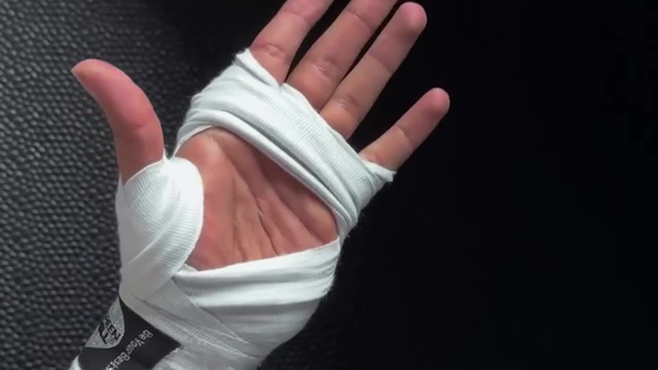 THE BEST WAY TO WRAP YOUR HANDS FOR BOXING OR MMA 🔥