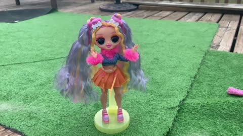 OMG lol doll review (Bubble gum DJ)