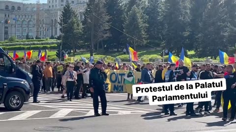 Multimea de protestatari se indreapta catre guvern. Ne revedem acolo, cu interviuri