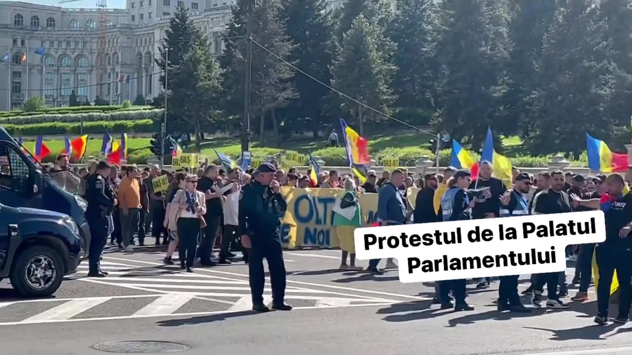 Multimea de protestatari se indreapta catre guvern. Ne revedem acolo, cu interviuri