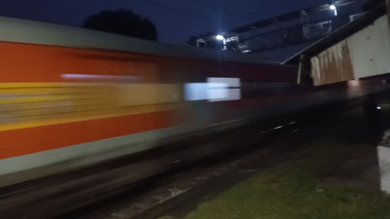 SANTRAGACHI EXPRESS CROSS IN NIMIYAGHAT SATATION FROM JHARKHAND IN INDIA