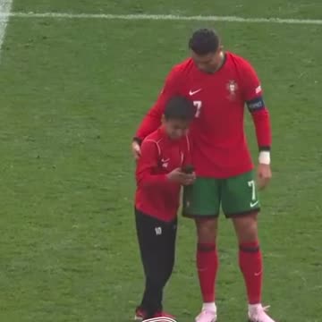 What a heartwarming moment at the game!