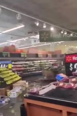 Walmart saqueado em Rochester, Nova York. 😞