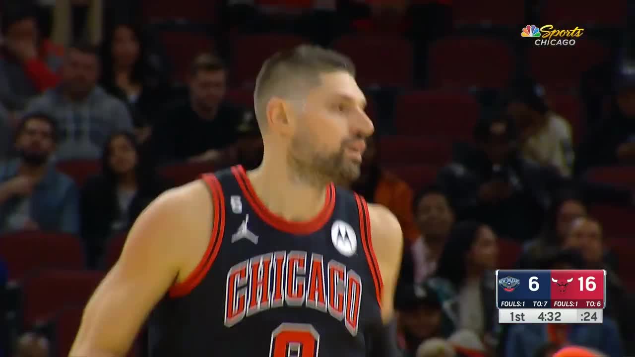 Nikola Vucevic flips off the ref after travel call vs Pelicans 😂