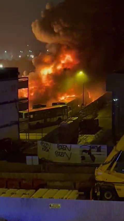 BREAKING: Ogromny pożar w zajezdni autobusowej w Aubervilliers we Francji, podczas trwających zam