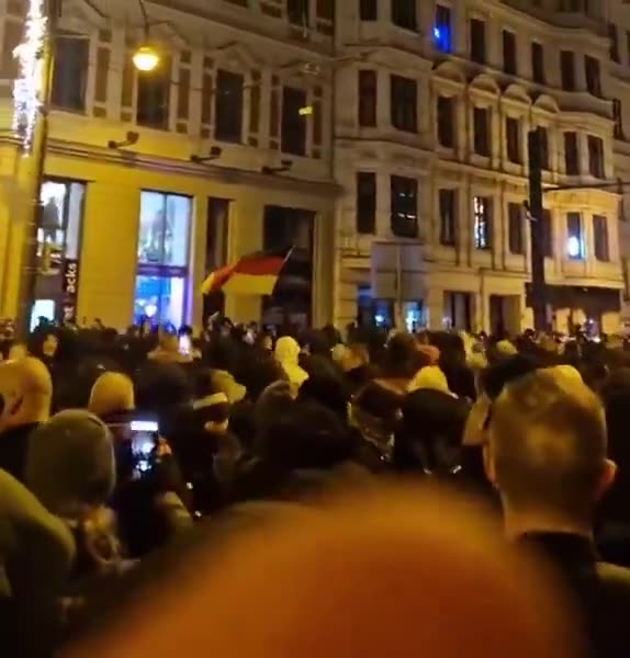 🇩🇪BREAKING NEWS: Thousands of German protesters are chanting, "Germany