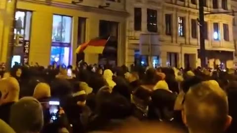 🇩🇪BREAKING NEWS: Thousands of German protesters are chanting, "Germany