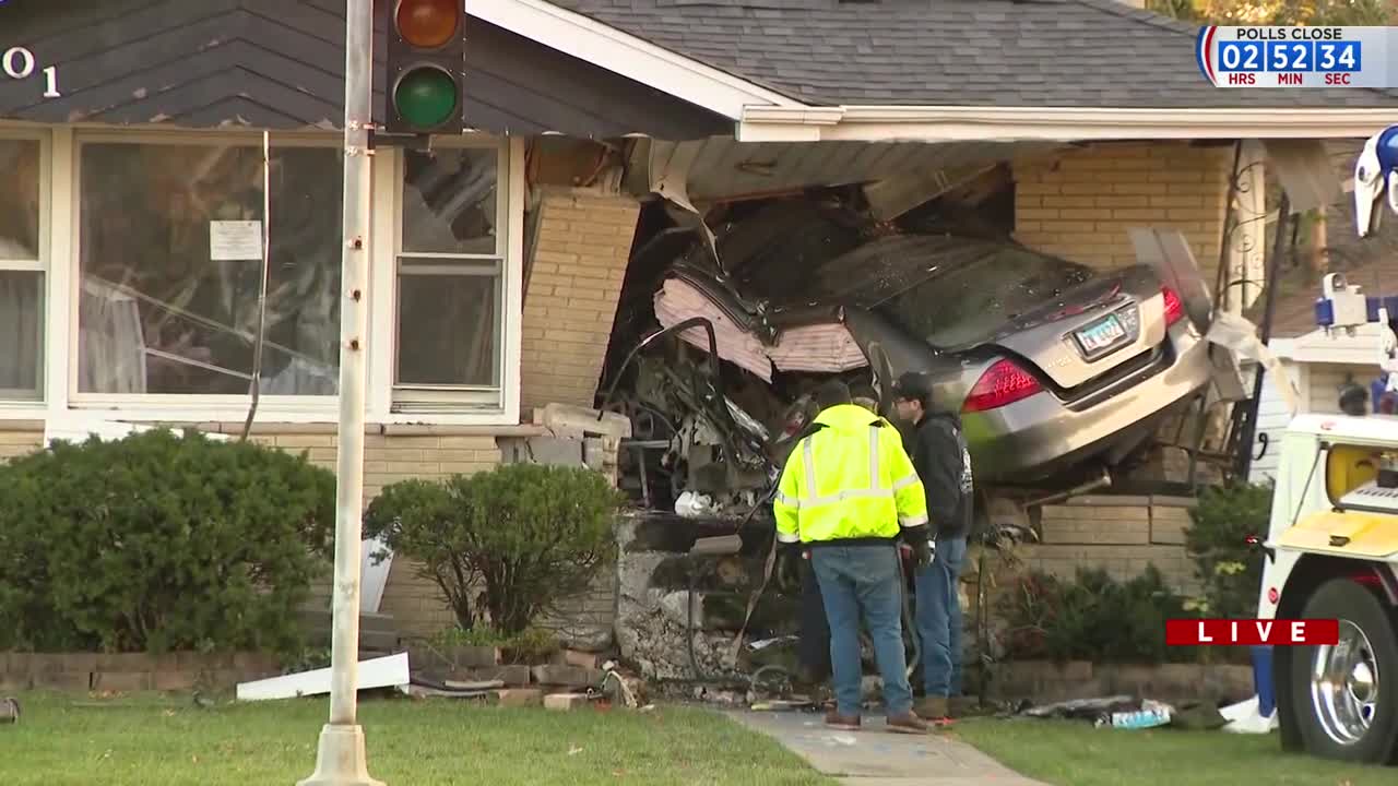 2 killed after car crashes into home in Park Ridge