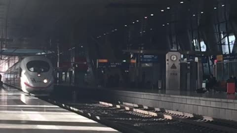 NS ICE 4653 in the Frankfurt long-distance train station