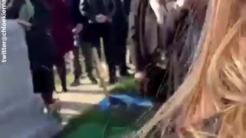Il crie depuis son cercueil: "Laissez-moi sortir!"