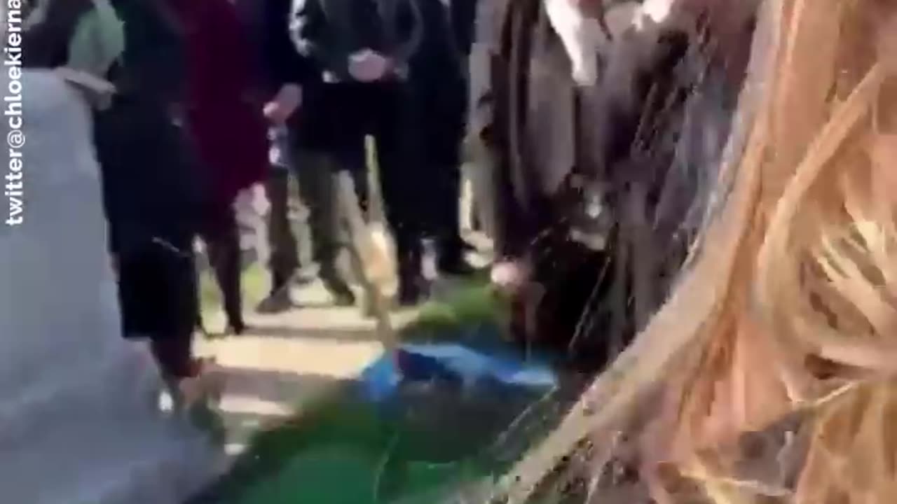 Il crie depuis son cercueil: "Laissez-moi sortir!"