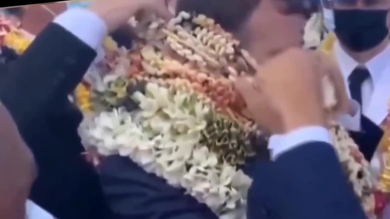 India is different, funny moments of welcoming arrival President of France in India.