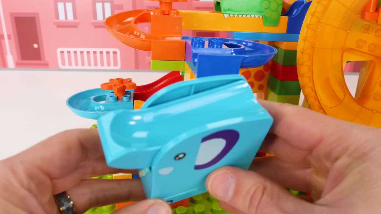 Let's build a fun marble maze with building blocks!