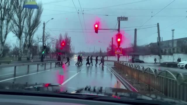 Ukrainian soldiers seen taking up position in Mariupol