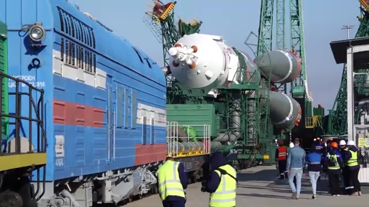 Expedition Space Station Crew 's Soyuz Rocket Rolls of the Pad