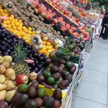 I'm shopping fruit Turkish market in Paris