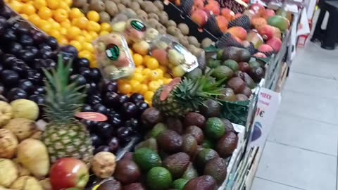 I'm shopping fruit Turkish market in Paris