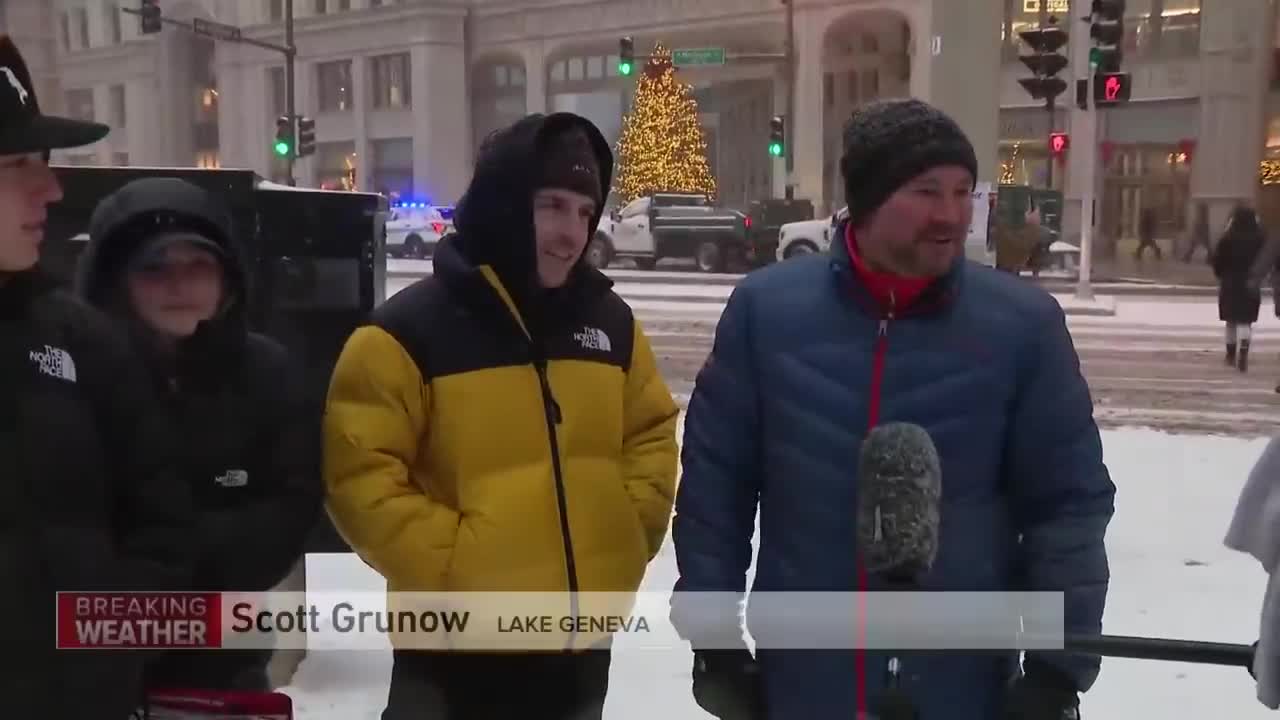 Winter storm arrives in downtown Chicago