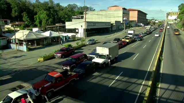 Solar-powered cars offer Venezuelans escape from fuel lines