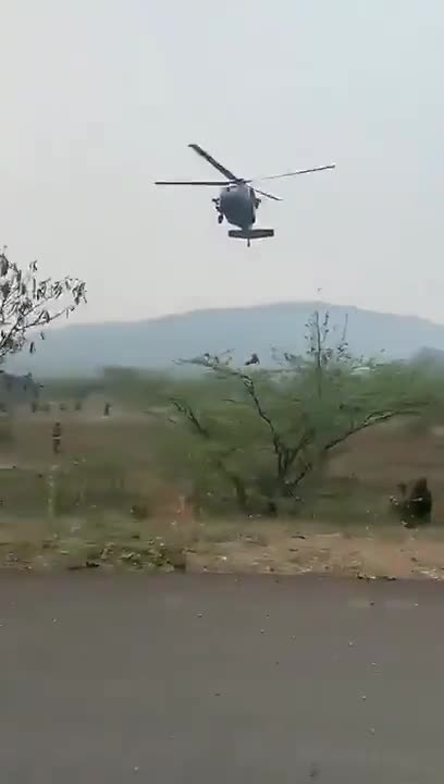 Heli lands US Troops near Colombian-VZLA border.