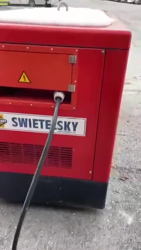 🇦🇹 Un autobus elettrico della Zillertalbahn che viene caricato...