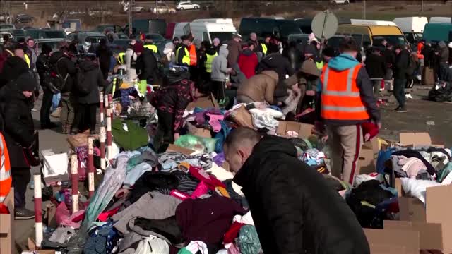 The anxious wait for relatives at Ukraine's border