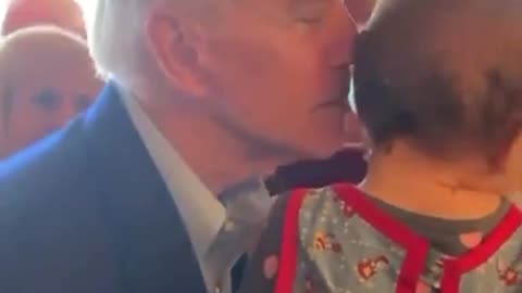 Biden sniffs another baby 😵