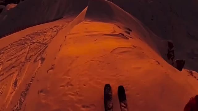 Beautiful sunset while skiing🤯