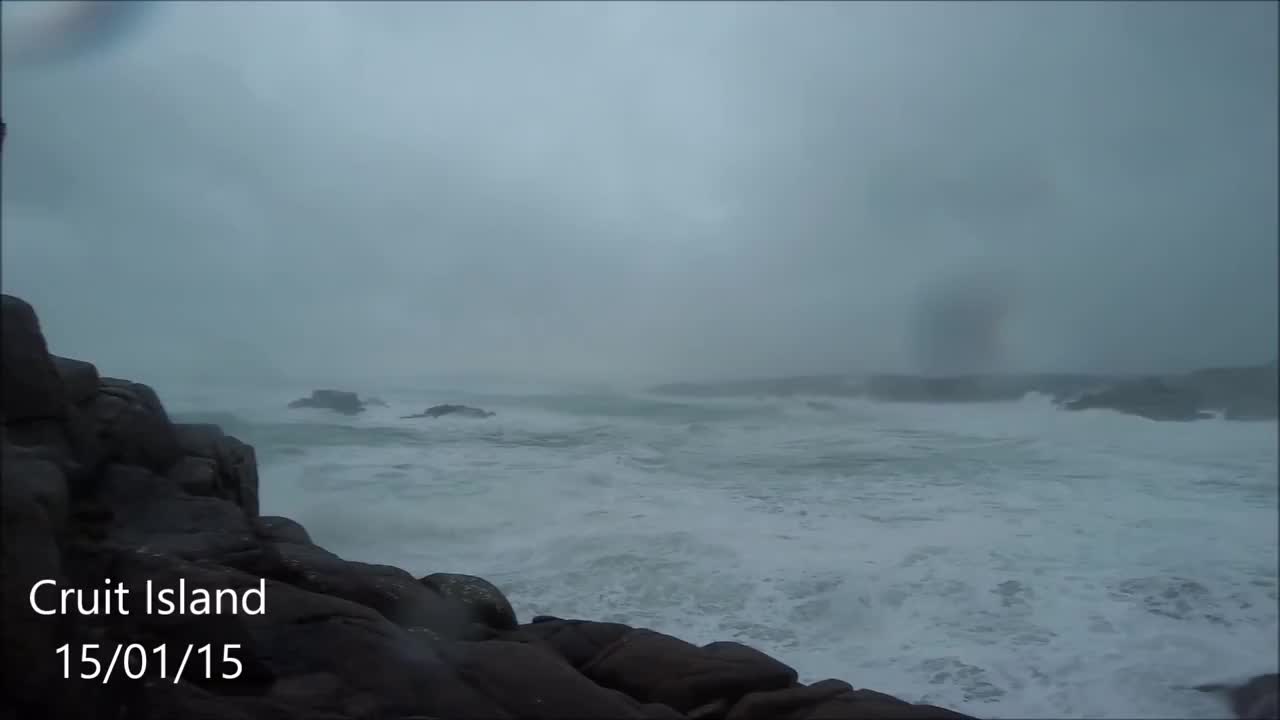 Gale force winds hit Irish coast