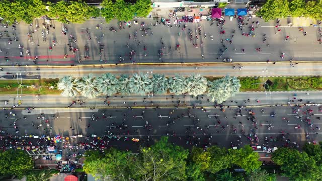 A beautiful street full of beautiful people