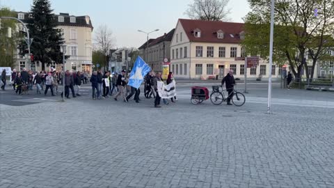 Greifswald: Der Demonstrationszug ist unterwegs 02-05-2022