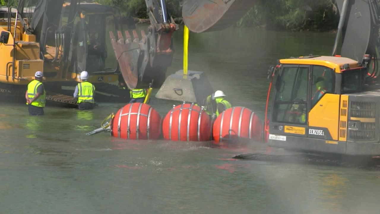 Texas shows no sign of complying with DOJ's Monday deadline to remove buoy immigration barriers