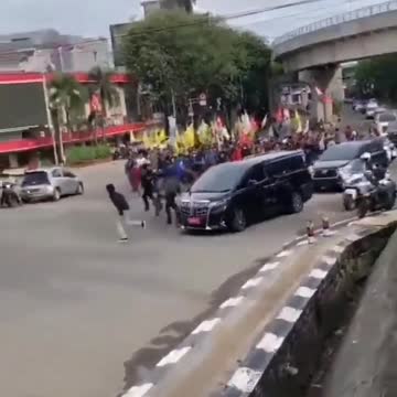 Indonesia: VP Flees as Protesters Intercept Motorcade (Sept. 7, 2022)