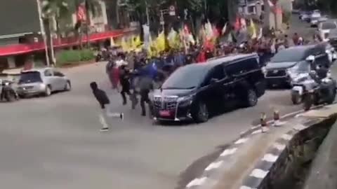 Indonesia: VP Flees as Protesters Intercept Motorcade (Sept. 7, 2022)