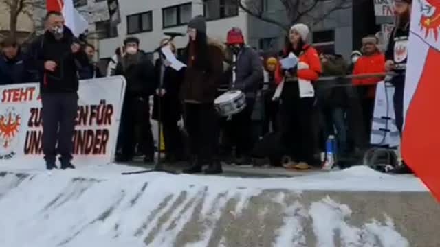 Mutiges 13-jähriges Tirolermädel spricht auf Demo