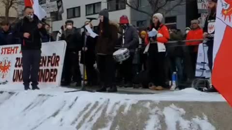 Mutiges 13-jähriges Tirolermädel spricht auf Demo